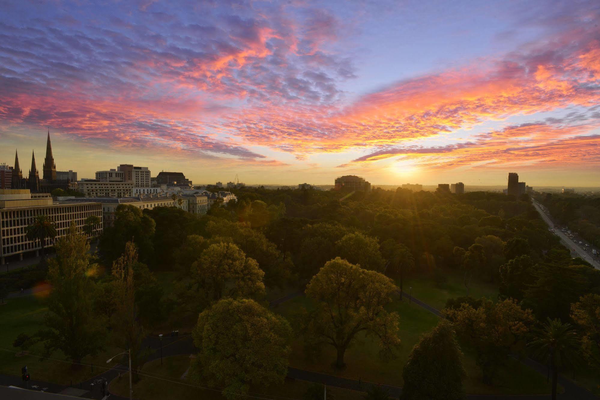 Готель Mercure Melbourne Treasury Gardens Екстер'єр фото